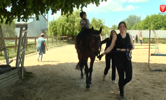 У Вінниці для родин-переселенців організували катання на конях