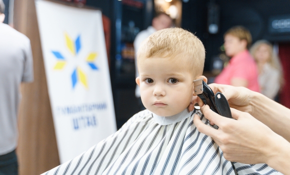 У Вінниці Гумштаб організував похід малечі до барбершопу