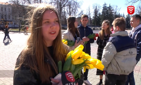 У Вінниці молодь влаштувала квіткову акцію, щоб підбадьорити перехожих 