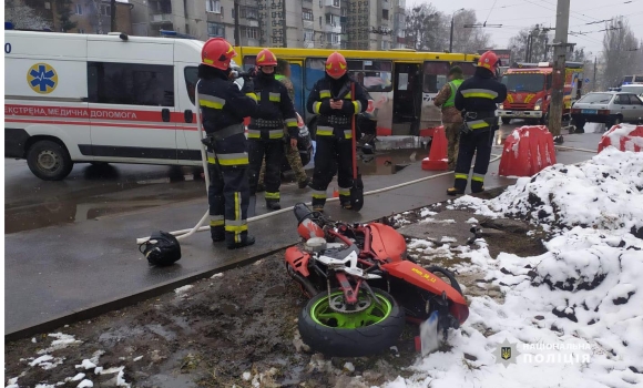 У Вінниці мотоцикліст врізався в автобус: 20-річний хлопець загинув на місці