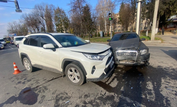 У Вінниці на Хмельницькому шосе водій на Audi зіткнувся з Toyota