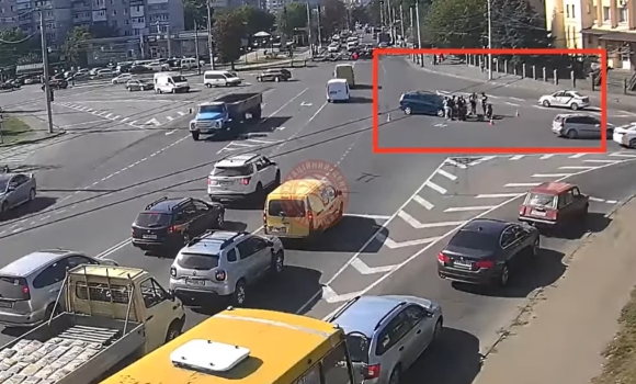 У Вінниці на Привокзальній автомобіль Mazda зіткнувся з мопедом
