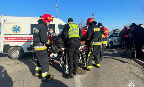 У Вінниці на Привокзальній сталася аварія - в автомобілі затисло жінку