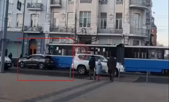У Вінниці на Соборній автомобіль Peugeot зіткнувся із трамваєм