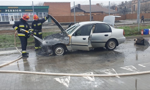 У Вінниці на території торгового центру спалахнув автомобіль