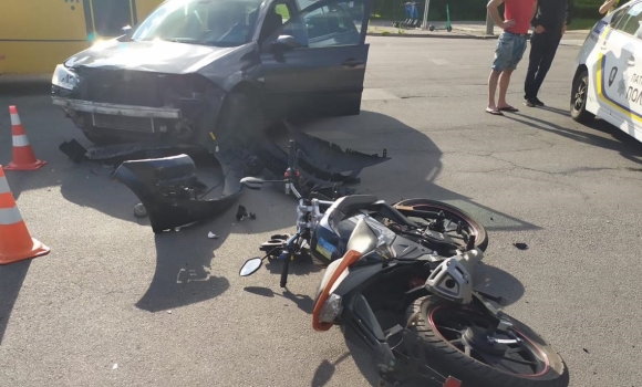 У Вінниці на Вишеньці водій Renault зіткнувся з мотоциклом