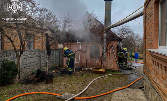 У Вінниці на вулиці Бучми сталася пожежа - горіла господарська будівля