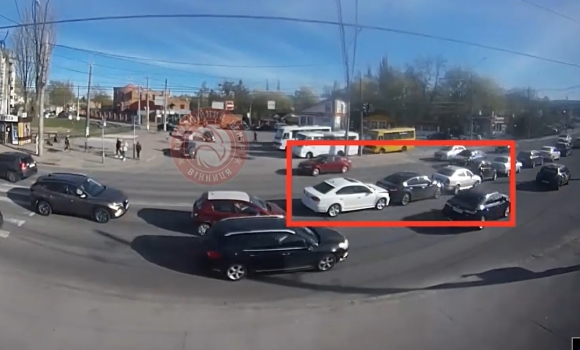 У Вінниці на вулиці Пирогова сталася аварія за участю чотирьох автівок