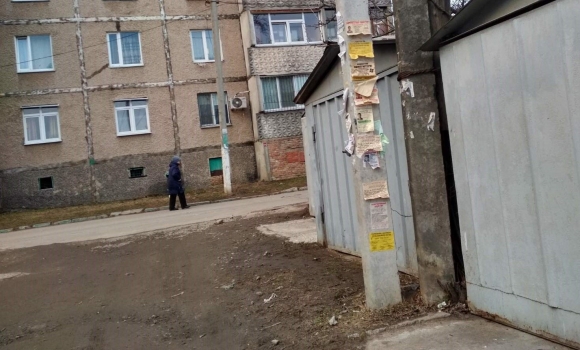 У Вінниці оштрафували чоловіка, який розклеював оголошення на фасаді гуртожитку