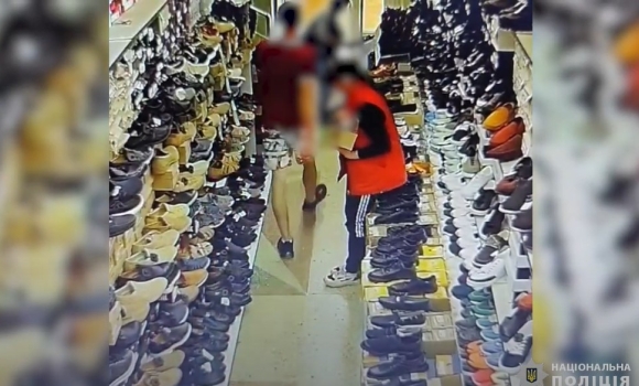 У Вінниці перехожий затримав спритника, який вкрав взуття у магазині