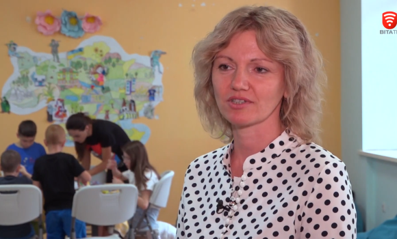 У Вінниці переселенка допомагає дітям, які теж тікали від війни, побороти стрес
