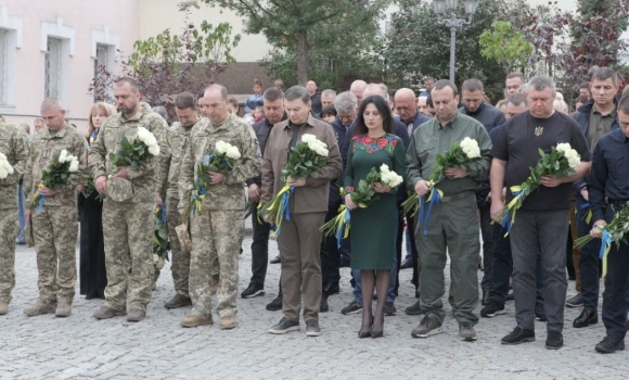 У Вінниці покладанням квітів вшанували пам'ять полеглих захисників та захисниць