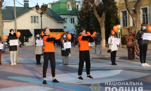 У Вінниці поліцейські з школярами провели флешмоб проти насильства