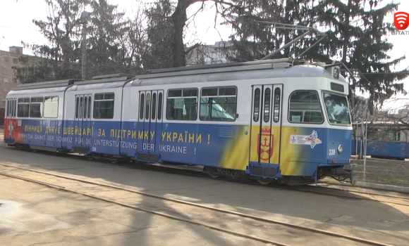 У Вінниці постраждалий від обстрілів трамвай вийшов на лінії