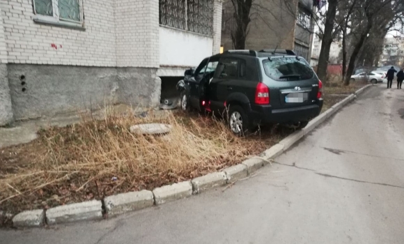 У Вінниці п'яний водій Hyundai влетів у будинок