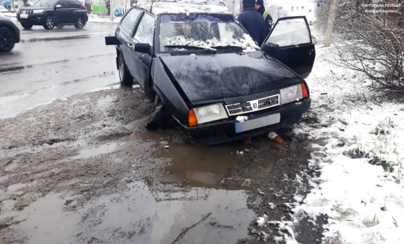 У Вінниці п'яний водій ВАЗу в'їхав у припарковану вантажівку