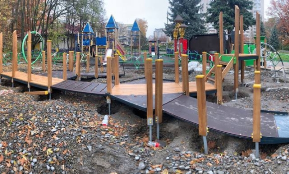 У Вінниці ремонтують дитячий майданчик у Вишенському парку