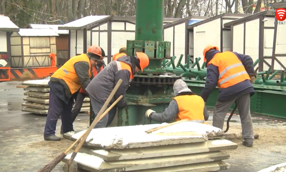 У Вінниці розпочалось встановлення зимового містечка