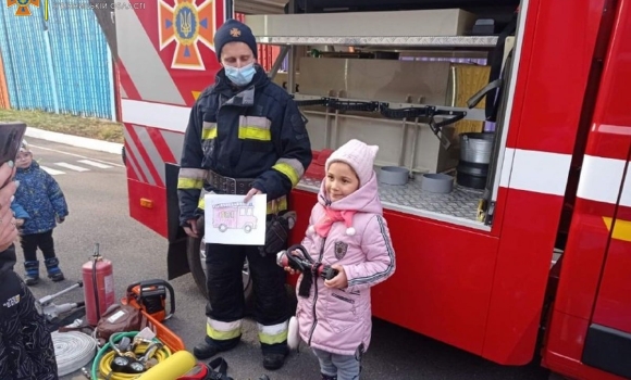 У Вінниці рятувальники розповіли дітям про небезпеку вогню