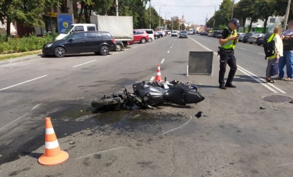 У Вінниці Skoda зіткнулась з мотоциклом - водія двоколісного госпіталізували 