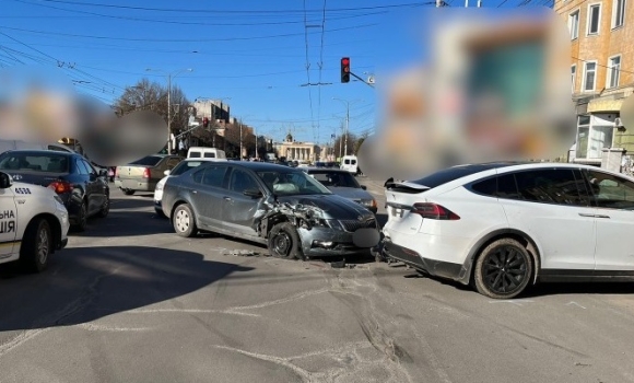 У Вінниці сталася потрійна аварія: один із водіїв постраждав