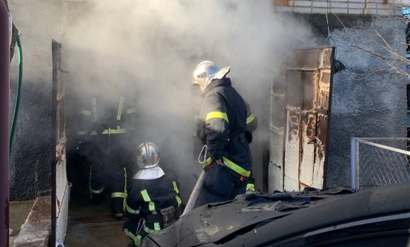 У Вінниці сталася пожежа: згорів гараж та легковий автомобіль