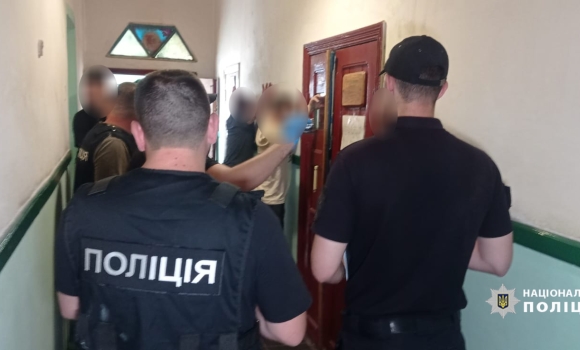 У Вінниці ув'язнені під виглядом працівників банку ошукали десятки людей
