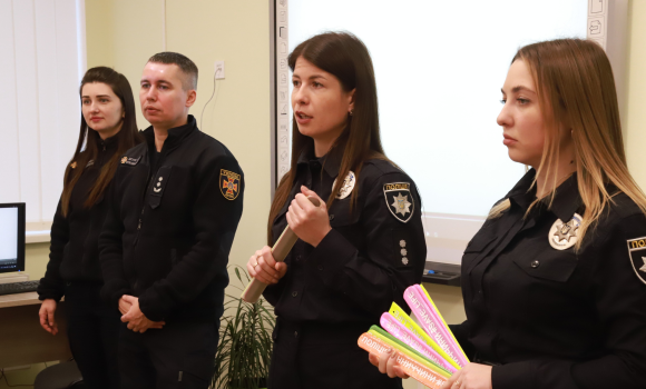 У Вінниці в гімназії №24 поліцейські роз'яснювали школярам правила безпеки
