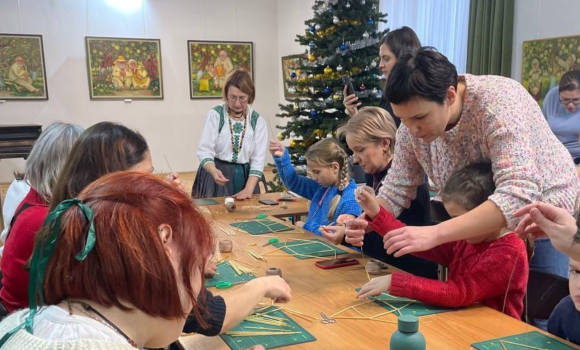 У Вінниці в музеї влаштували майстерклас з виготовлення різдвяних прикрас
