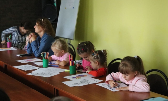 У Вінниці в VinSmart Центрі готують до школи дітей-переселенців