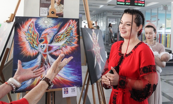У Вінниці відкрили благодійну виставку Діани Подолянчук "Glory to Ukraine"