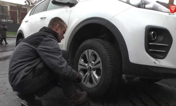 У Вінниці водії замінюють гуму на колесах