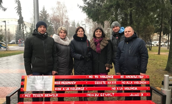 У Вінниці вперше в Україні встановили червону лавку, як символ протидії домашньому насильству