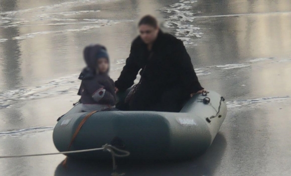 У Вінниці врятували жінку з чотирирічною дитиною - були на кризі посеред Бугу