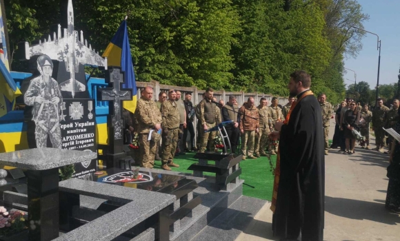 У Вінниці встановили та освятили пам'ятник загиблому Герою України