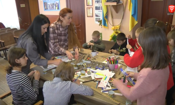 У Вінницькому центрі реабілітації діти виготовляють окопні свічки для військових