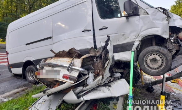 У Вінницькому районі Mercedes Sprinter розчавив «ВАЗ» - загинуло подружжя