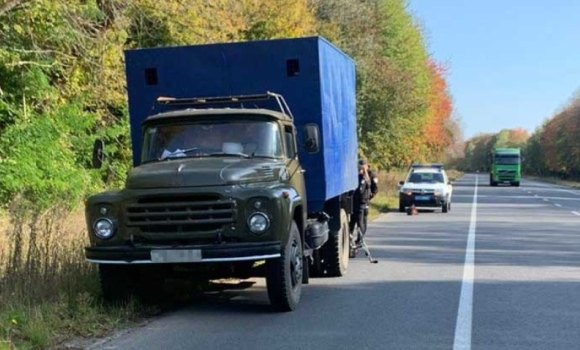 У Вінницькому районі велосипедист врізався у припарковану вантажівку