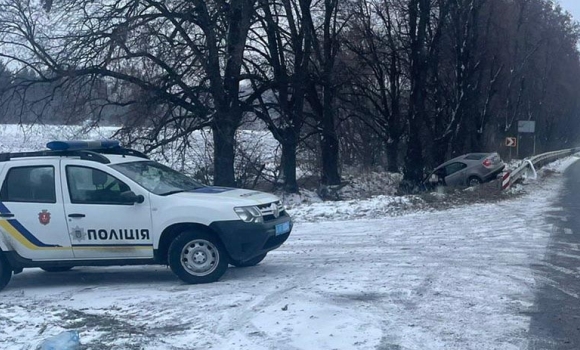 У Вінницькому районі водій з’їхав у кювет, де зіткнувся з деревом