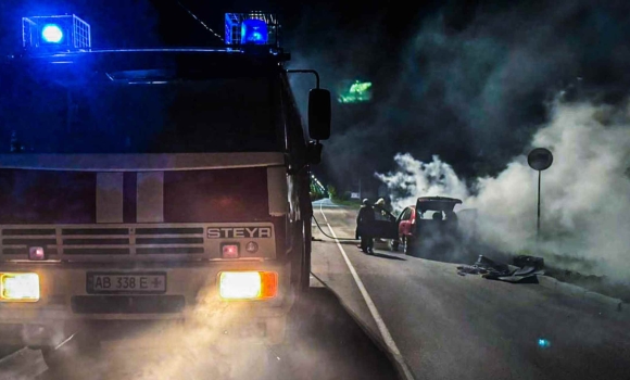На Вінниччині вночі на автошляху загорівся легковий автомобіль 