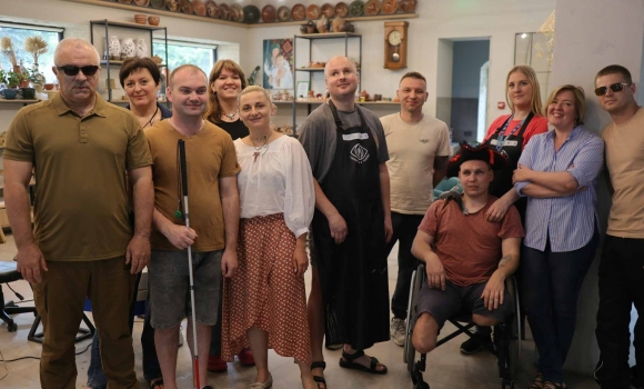 У Вінниці 10 ветеранів пройшли навчання в унікальному проєкті проєкт “Гончарство в темряві”
