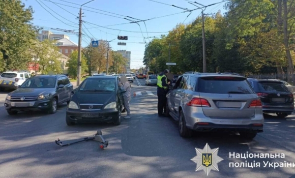 У Вінниці 11-річний водій електросамоката потрапив під колеса авто