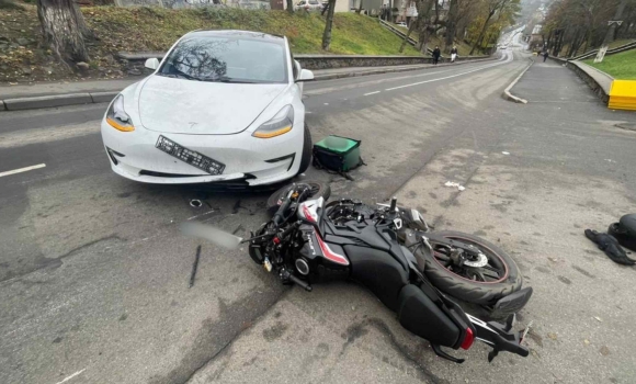 У Вінниці 17-річного мотоцикліста без прав на повороті збила Tesla