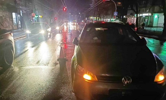 У Вінниці 18-річний водій збив жінку, яка вийшла на “червоний” на дорогу