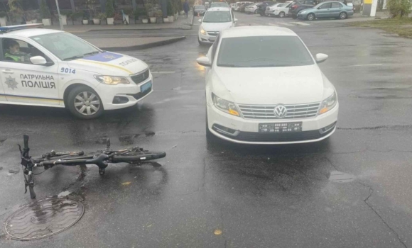 У Вінниці 29-річна водійка збила 21-річного велосипедиста У Вінниці 29-річна водійка збила 21-річного велосипедиста