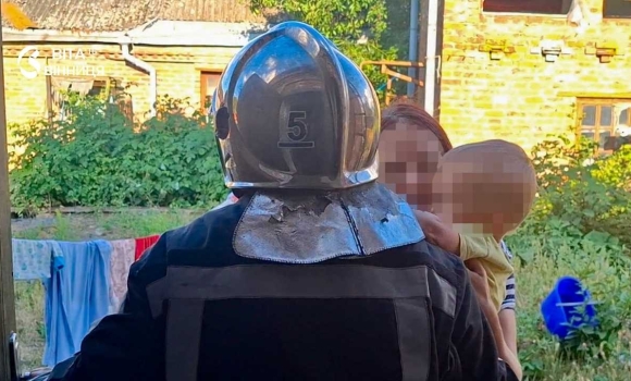 У Вінниці 3-річний хлопчик випадково зачинився вдома родині допомогли рятувальники