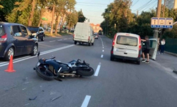 У Вінниці 30-річний мотоцикліст зіткнувся з легковиком
