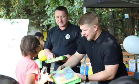 У Вінниці 30 вихованців центру соціально-психологічної реабілітації отримали речі для навчання