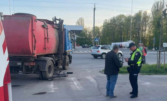 У Вінниці 72-річний велосипедист потрапив під колеса вантажівки