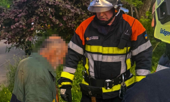 У Вінниці 75-річний чоловік дивом вижив після падіння в колодязь